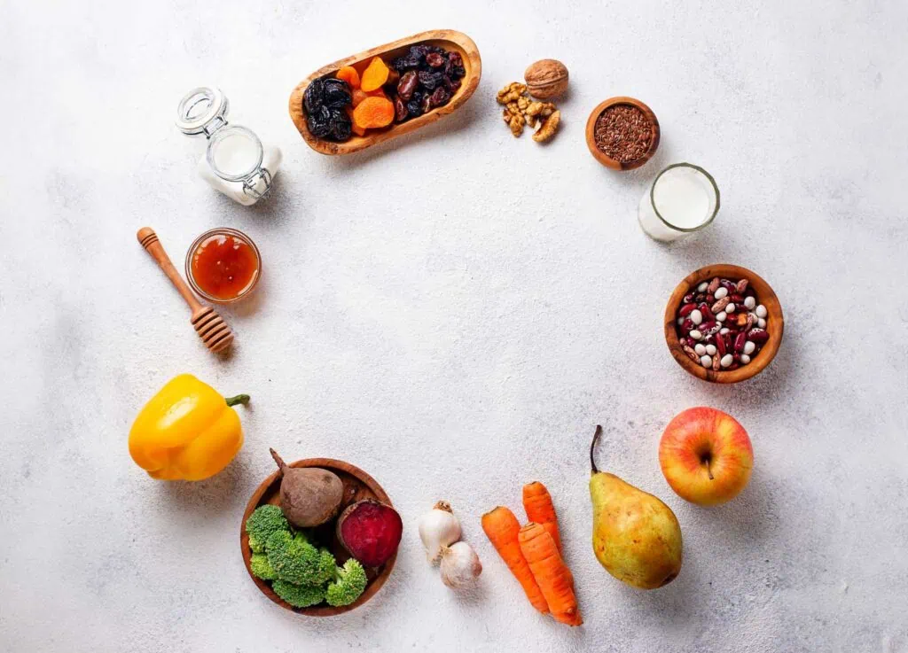 A circle made up of healthy foods that show the difference between Prebiotics and Probiotics