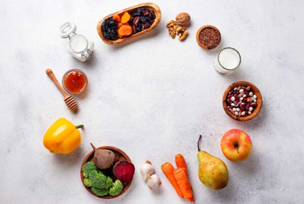 A circle made up of healthy foods that show the difference between Prebiotics and Probiotics